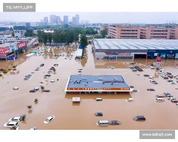 暴雨冲击郑州:几乎所有街道被淹,汽车只剩车顶可见(郑州暴雨水淹车) 暴雨冲击郑州:几乎所有街道被淹,汽车只剩车顶可见(郑州暴雨水淹车)